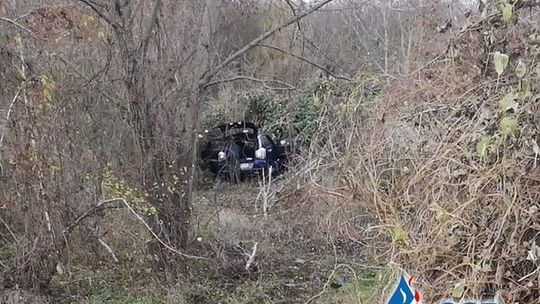 Wpadł samochodem do głębokiego rowu