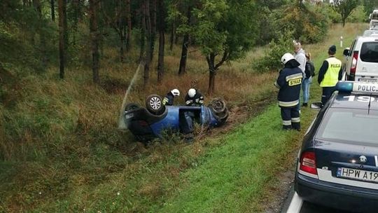 Wpadł w poślizg i dachował