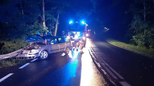 Wpadł w poślizg i uderzył w barierę