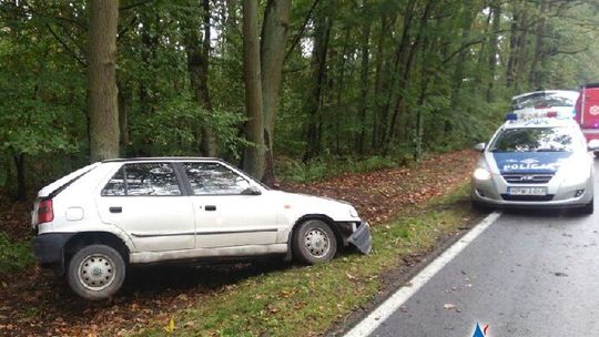 Wpadł w poślizg i wylądował w rowie