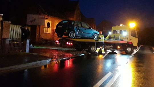 Wpadł w poślizg. Zatrzymał się tuż przed oknem [ZDJĘCIA]