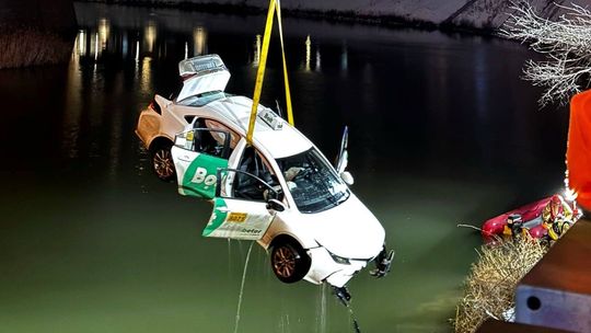 Wpadł z autem do Odry po driftowaniu na przybrzeżnym parkingu. Brawurowy rajd zakończony w rzece