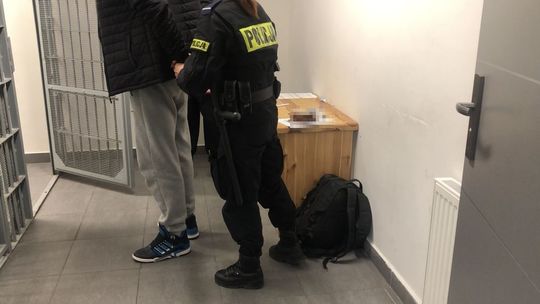 Wpadł z narkotykami na Pomorskiej. Tłumaczył się, że to na własny użytek 