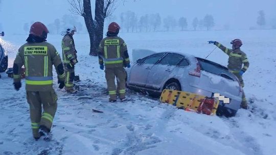 Wpadła mazdą w poślizg na ośnieżonej drodze. Kierującą przetransportowano do szpitala