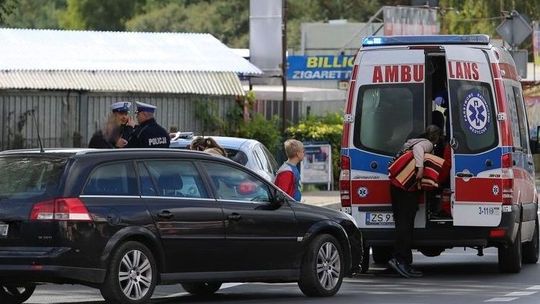 Wpadła prosto pod samochód 