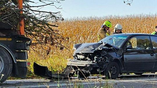 Wpadła rozpędzona pod ciężarówkę z drewnem. Ranna w szpitalu