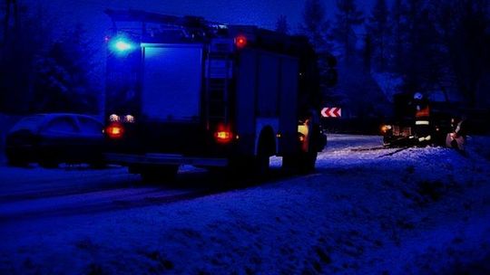 Wpadła w poślizg i wylądowała na torowisku