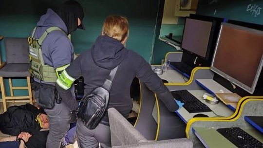 Wpadli nagle i zarekwirowali 9 komputerów. Znaleźli też narkotyki
