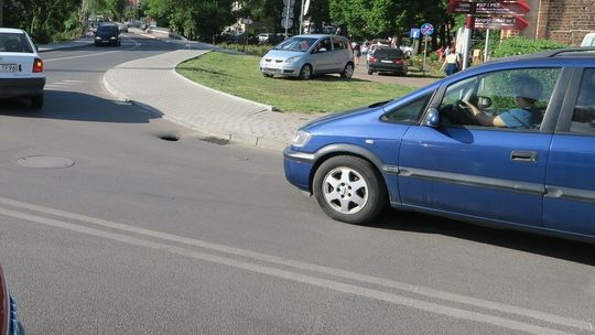 Wpadniesz nogą, to ją złamiesz. Wpadniesz kołem - urwiesz zawieszenie auta