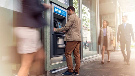 Limit wpłat gotówki: Dowiedz się przy jakiej kwocie bank wyśle raport do fiskusa