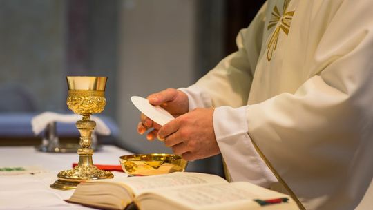 Znany ksiądz został aresztowany. Oskarżenie dotyczy zmuszanie do seksu i gwałty