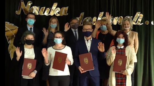 Wręczono stypendia dla najzdolniejszych uczniów i nagrody starosty dla nauczycieli [WIDEO]