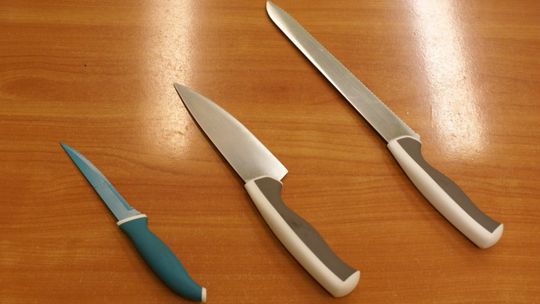 Wrócił z pracy z zagranicy, wypił i groził nożami