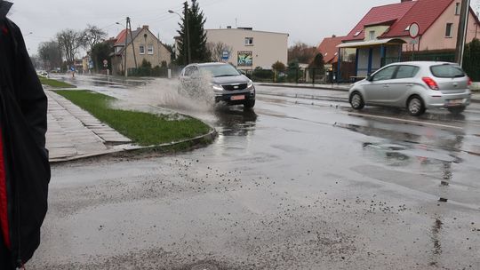 Wróciłem ze spaceru mokry. Fontannę "zafundował" mi samochód