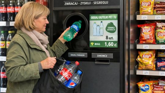 Butelkowy rekord: Przyniósł setki opakowań i odebrał fortunę w bonach!