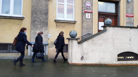 Wskazano wszystkich pracowników, którzy mieli bezpośredni kontakt z zakażonym - wyjaśnia prezes sądu. Odpowiedź na list