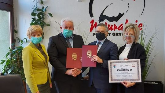 Wsparcie dla pogorzelców. Powiat przekazał gminie dotację