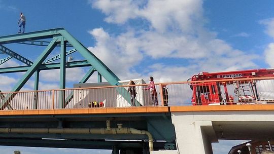 Wszedł na most i… skoczył