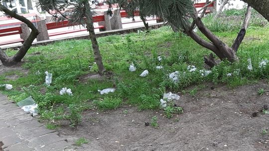 Wszędzie fruwają zużyte jednorazowe rękawiczki. Potrzebne zamykane kosze!