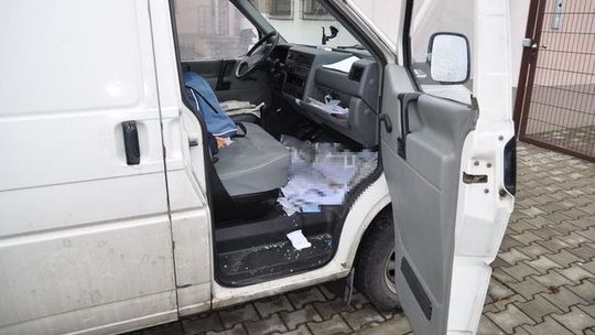 Wybił mu przednią szybę podczas jazdy