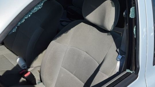 Wybił szybę i ukradł… radioodbiornik