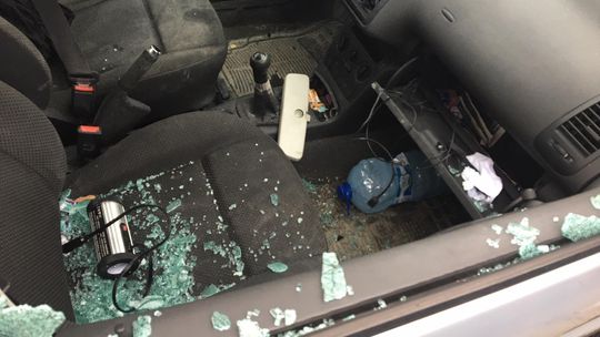 Wybito szybę w aucie