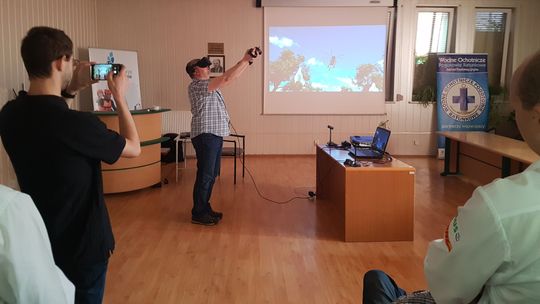 Wybuch bomby, lądowanie helikoptera, ratowanie poszkodowanych. Oddział Powiatowy WOPR i OSP Raffer stawiają na wirtualną symulację medyczną