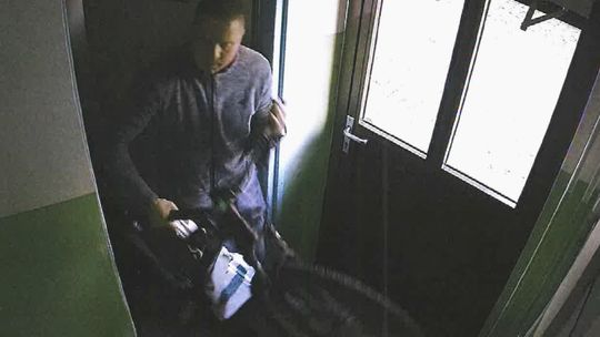 Wychodził z bloku. Zdradził go jeden szczegół