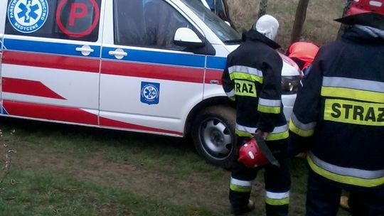 Wyciągali karetkę z kobietą w ciąży