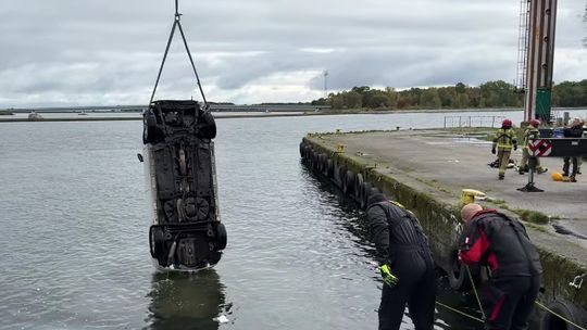 Wyciągnęli toyotę z Odry. Nie wszyscy zostali uratowani