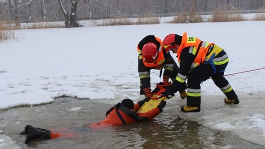 Wydostanie się z lodowatej wody wymagało wysiłku i sposobu