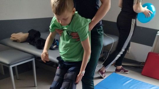 Wygrał walkę o życie, teraz walczy sprawność. Pomóż Oliwierowi Felsztyńskiemu!