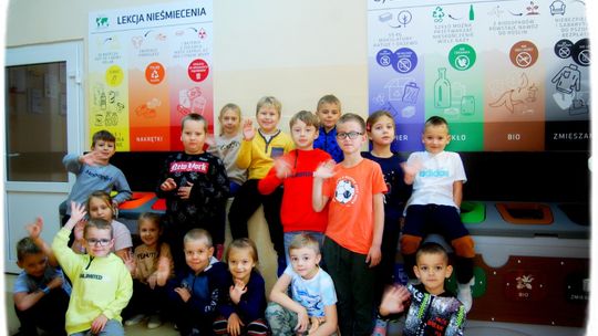 Wygrali stację do segregacji odpadów. Już korzystają z niej w Jedynce Wygrali stację do segregacji odpadów. Już korzystają z niej w Jedynce