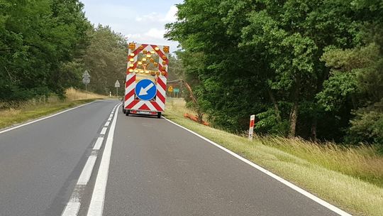 Wykaszają pobocza. Kierowcy, uważajcie na utrudnienia!