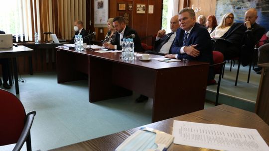 Wykluczony z obrad, bo nie miał maseczki. Czy powinna interweniować straż miejska? [WIDEO]