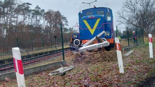 Wykolejoną lokomotywę trzeba wydobyć