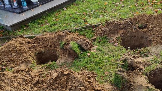 Wykopano na cmentarzu głębokie dziury i ich nie zabezpieczono – ostrzega czytelniczka Wykopano na cmentarzu głębokie dziury i ich nie zabezpieczono – ostrzega czytelniczka