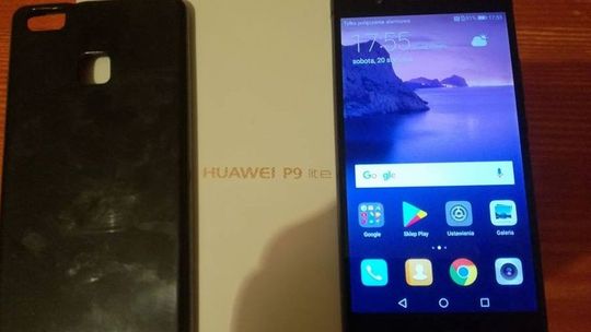 Wykorzystał jej roztargnienie i zrobił to na masce samochodu