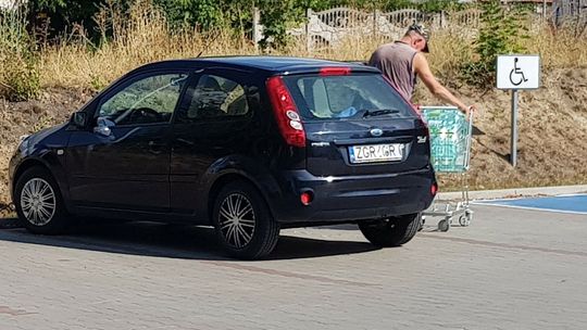 Wykupują butelkowaną wodę, bo mają problem ze swoją w kranach