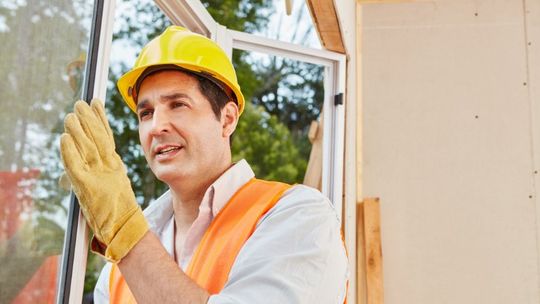 Wymiana szyb w oknach w Warszawie – szybka i profesjonalna pomoc