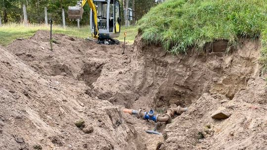 Wymieniają rurę w stacji uzdatniania wody