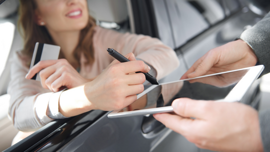 Wynajem auta na lotnisku – czy trzeba rezerwować z wyprzedzeniem?