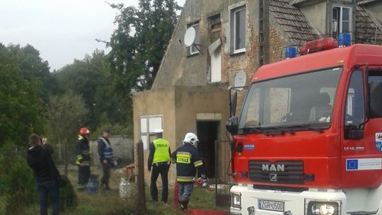 Wynoszą butlę z gazem z płonącego domu