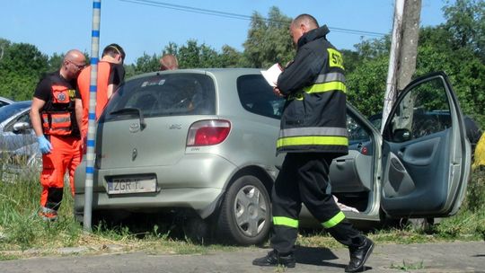 Wypadek! Auto uderzyło w słup [ZDJĘCIA]