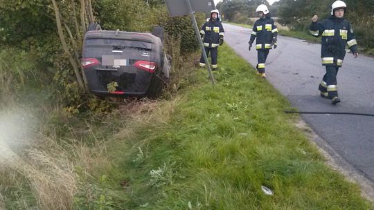 Wypadek ciężarówki i auta osobowego