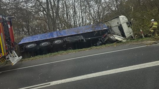 Wypadek ciężarówki na północy powiatu gryfińskiego. Kierowca nie żyje mimo reanimacji na drodze wojewódzkiej