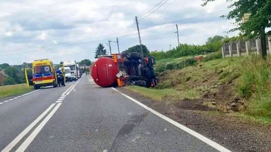 Wypadek cysterny pod Chojną. Wystrzał opony i ciężarówka z płynnym asfaltem w rowie