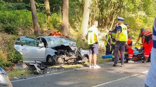 Wypadek! Czołowo zderzyły się dwa auta. Są osoby ranne Wypadek! Czołowo zderzyły się dwa auta. Są osoby ranne