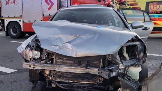 Wypadek na DK31 w gminie Gryfino. Senior zjechał na przeciwległy pas i uderzył w Mercedesa z lawetą