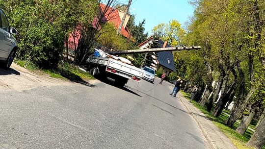 Wypadek na południu powiatu gryfińskiego. Ściął słup energetyczny przy murach obronnych